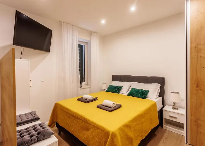Daire Blue Pearl-split Town Center